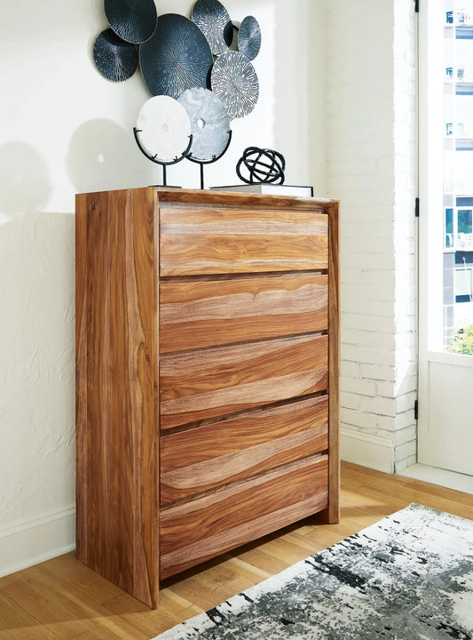 Dressonni Five Drawer Chest at Lee Furniture, NC