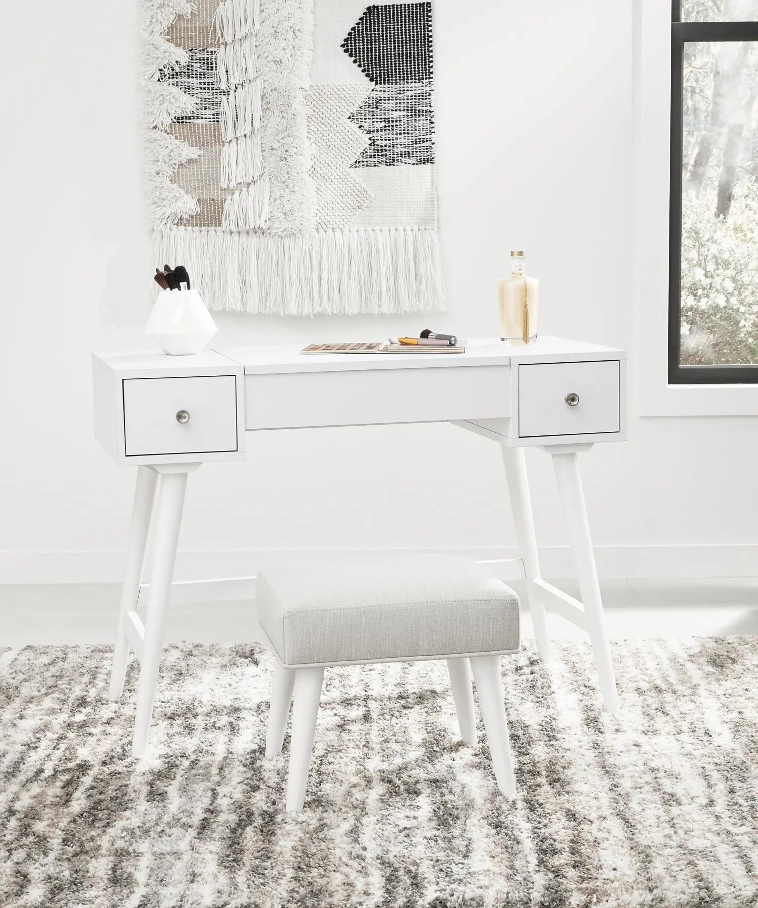 Thadamere Vanity/UPH Stool (2/CN) at Lee Furniture, NC