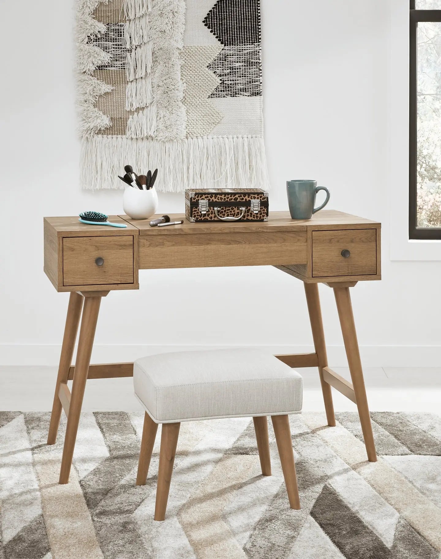 Thadamere Vanity/UPH Stool (2/CN) at Lee Furniture, NC