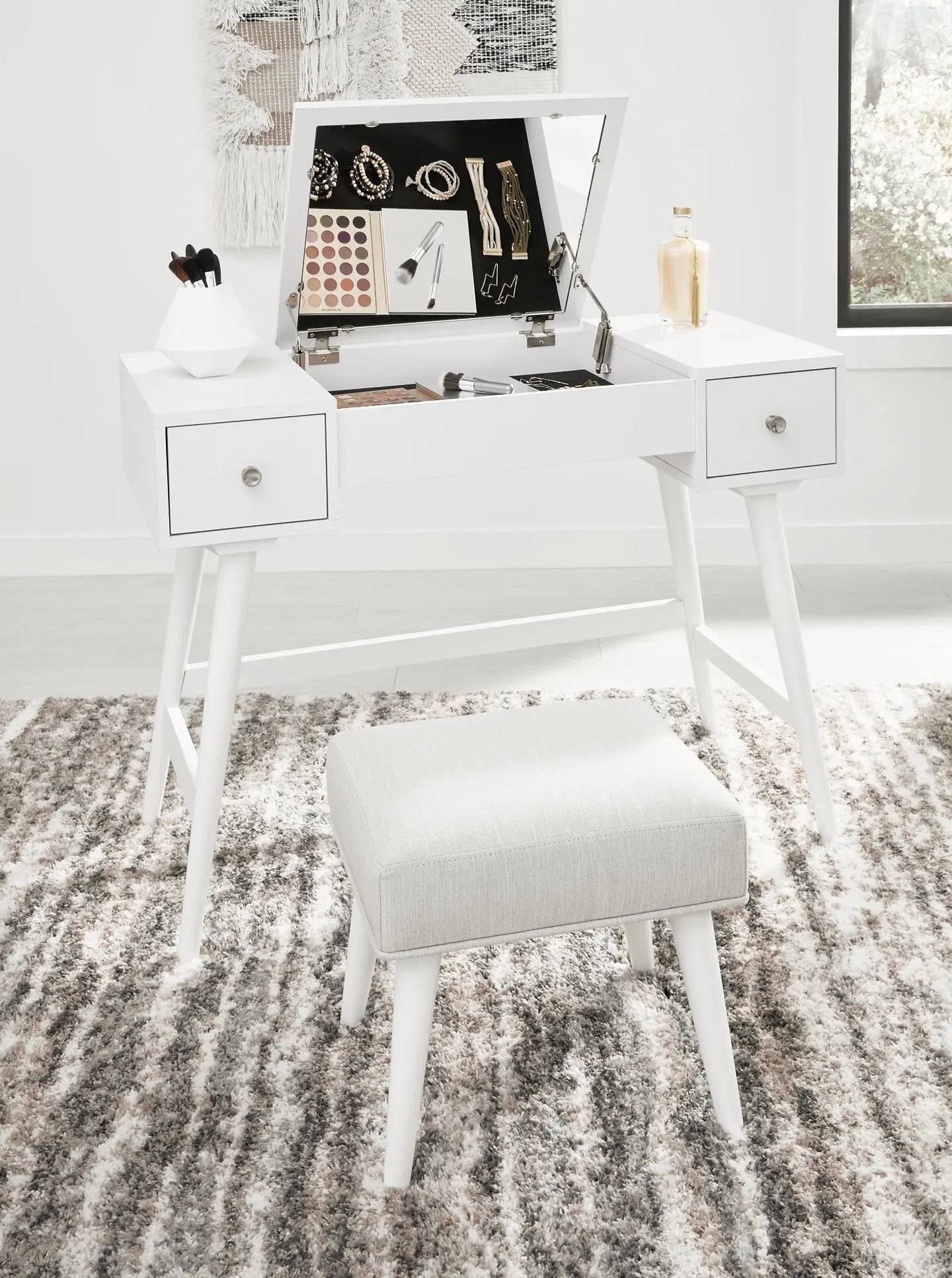 Thadamere Vanity/UPH Stool (2/CN) at Lee Furniture, NC