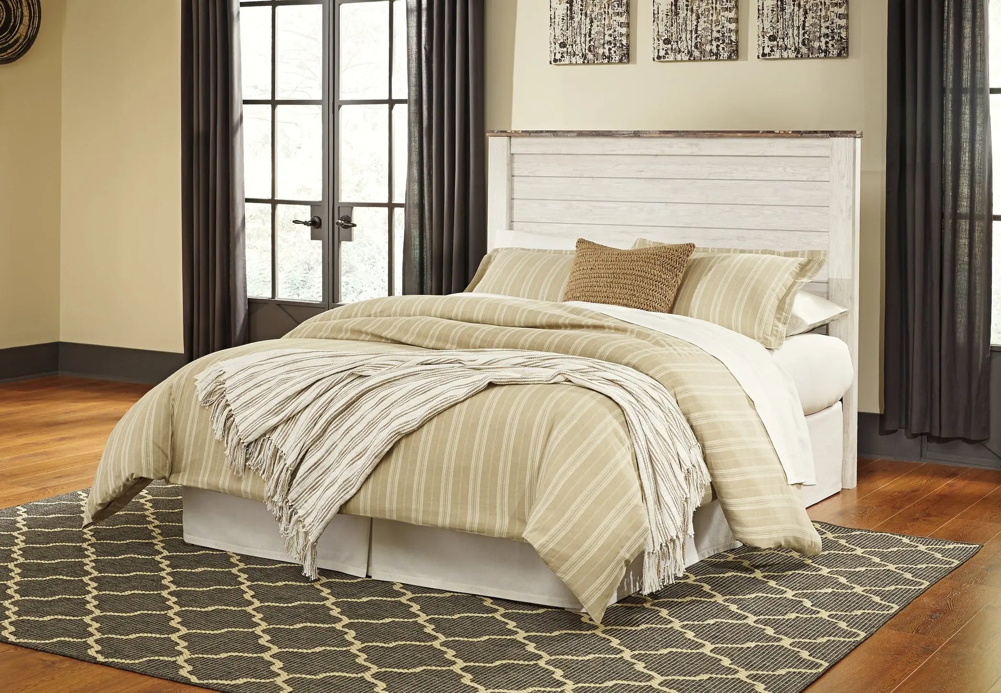 Willowton / Panel Headboard With Mirrored Dresser And 2 Nightstands at Lee Furniture, NC